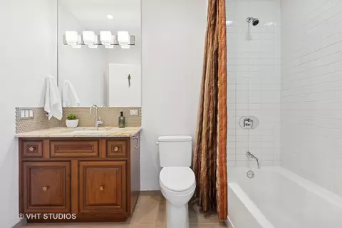 Bath - 340 E Randolph St #4806, Chicago, IL 60601 photo 2 of 5