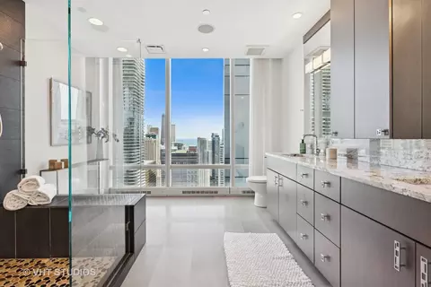 Bath - 340 E Randolph St #4806, Chicago, IL 60601 photo 3 of 5