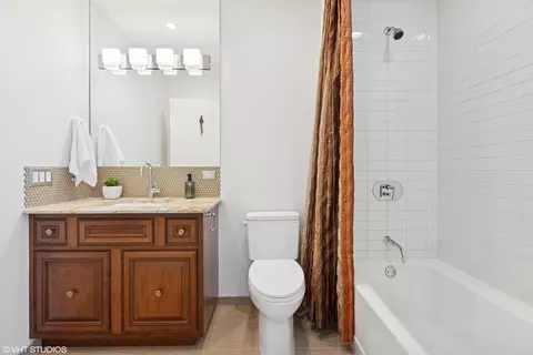 Bath - 340 E Randolph St #4806, Chicago, IL 60601 photo 5 of 5