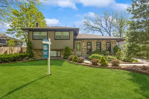 912 Macgregor Rd, Lockport, IL 60441