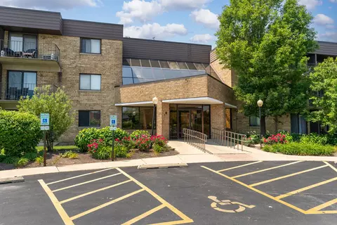 5550 Astor Ln #214, Rolling Meadows, IL 60008