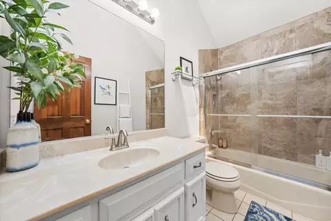 Bath - 211 Danada Dr, Wheaton, IL 60189 photo 3 of 4