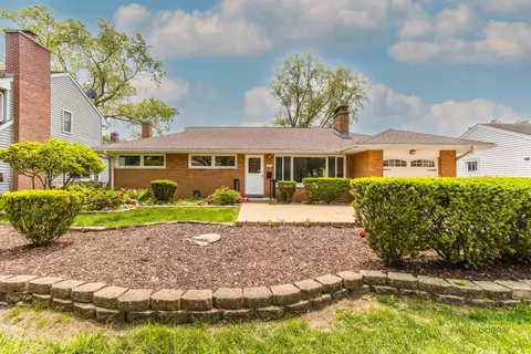 1011 Pendleton Pl, Mount Prospect, IL 60056