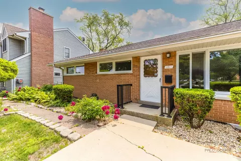 Exterior - 1011 Pendleton Pl, Mount Prospect, IL 60056 photo 2 of 4