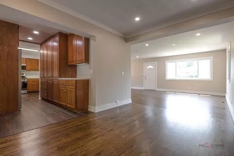 Living - 1011 Pendleton Pl, Mount Prospect, IL 60056 photo 3 of 3