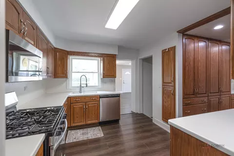 Kitchen - 1011 Pendleton Pl, Mount Prospect, IL 60056 photo 2 of 3