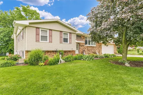 805 Crestview Dr, Monticello, IL 61856