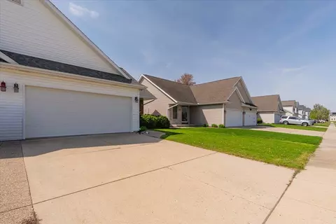 1907 Marina Dr, Normal, IL 61761 photo 2