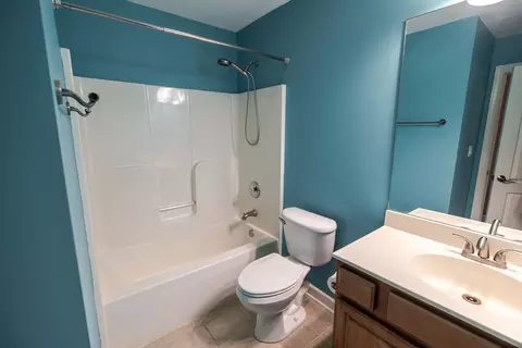 Bath - 340 Hubbard Ave, Elgin, IL 60123 photo 3 of 4