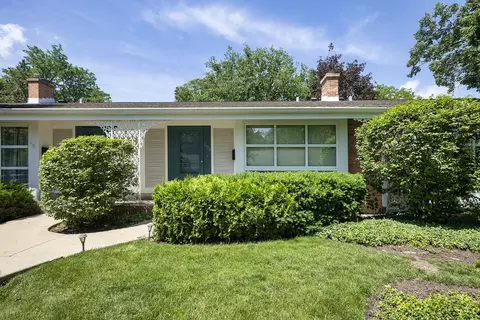608 Carriage Hill Dr, Glenview, IL 60025