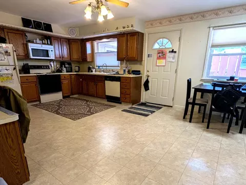 1102-1104 S Pine Ave, Freeport, IL 61032 photo 4