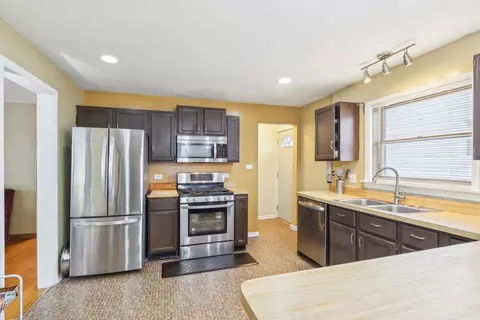 Kitchen - 5800 Prospect Ave, Berkeley, IL 60163 photo 4 of 5