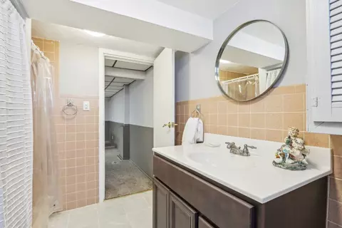 Bath - 5800 Prospect Ave, Berkeley, IL 60163 photo 2 of 3