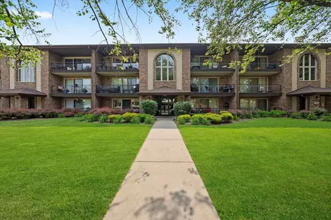 7515 Sheridan Dr #1D, Willowbrook, IL 60527
