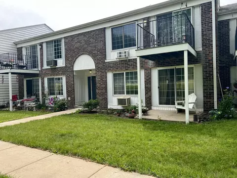 704 Kiwanis Dr #1, Freeport, IL 61032