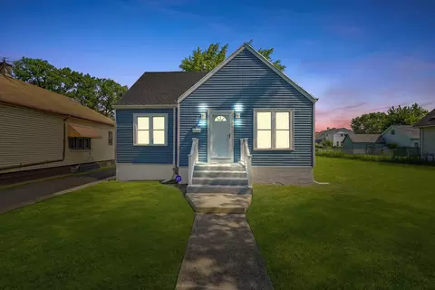 Exterior - 536 E 155th St, Phoenix, IL 60426 photo 2 of 4