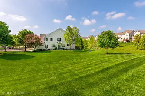 Exterior - 1110 Pine Valley Ct, Elgin, IL 60124 photo 3 of 7