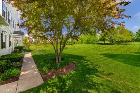 Exterior - 1110 Pine Valley Ct, Elgin, IL 60124 photo 4 of 7