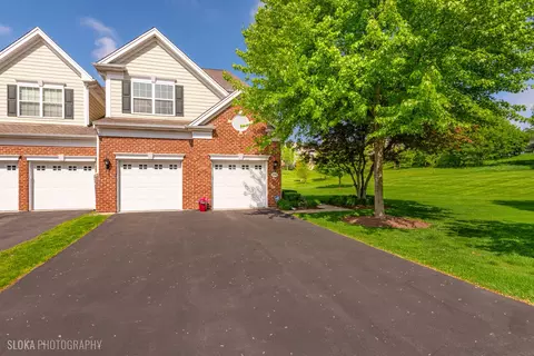 1110 Pine Valley Ct, Elgin, IL 60124