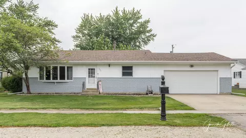 423 N Pine St, Waterman, IL 60556