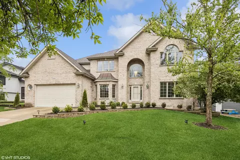 1040 E Buckingham Dr, Naperville, IL 60563
