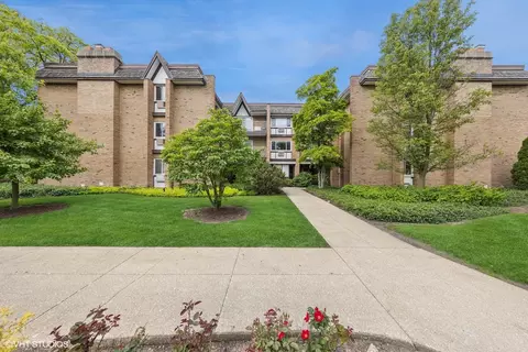 340 Claymoor Rd #2B, Hinsdale, IL 60521