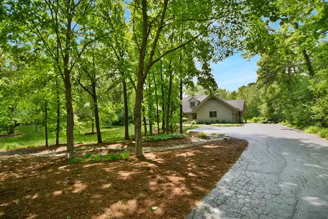24 Robin Crest Rd, Hawthorn Woods, IL 60047