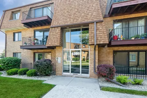 4831 W 109th St #101, Oak Lawn, IL 60453