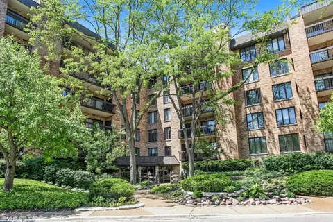 1740 Mission Hills Rd #304, Northbrook, IL 60062