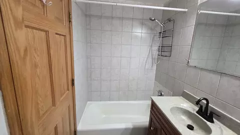 Bath - 9446 Dee Rd #2E, Des Plaines, IL 60016 photo 2 of 3