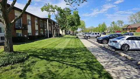 Exterior - 9446 Dee Rd #2E, Des Plaines, IL 60016 photo 2 of 3