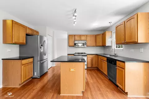 Kitchen - 2008 Crosswind Dr, Plainfield, IL 60586 photo 3 of 4
