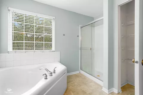 Bath - 2008 Crosswind Dr, Plainfield, IL 60586 photo 3 of 4