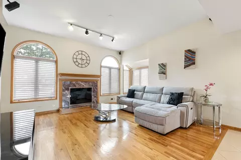 Living - 1580 Webster Ln, Des Plaines, IL 60018 photo 3 of 5