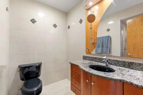 Bath - 1580 Webster Ln, Des Plaines, IL 60018 photo 1 of 6