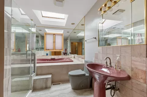Bath - 1580 Webster Ln, Des Plaines, IL 60018 photo 4 of 6