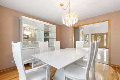 Dining - 1580 Webster Ln, Des Plaines, IL 60018 photo 2 of 5