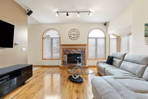 Living - 1580 Webster Ln, Des Plaines, IL 60018 photo 4 of 5