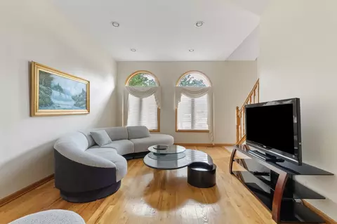 Living - 1580 Webster Ln, Des Plaines, IL 60018 photo 2 of 5