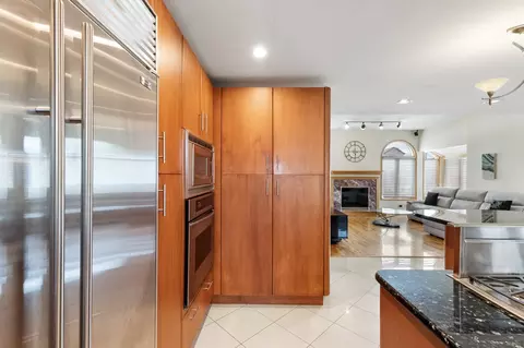 Kitchen - 1580 Webster Ln, Des Plaines, IL 60018 photo 3 of 6