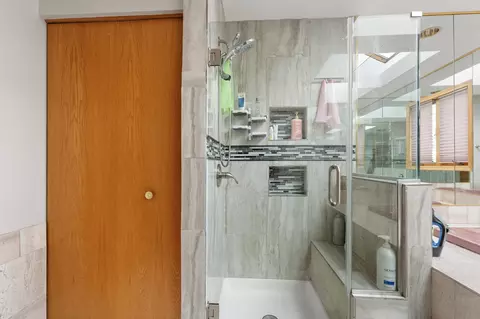 Bath - 1580 Webster Ln, Des Plaines, IL 60018 photo 5 of 6