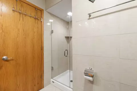 Bath - 1580 Webster Ln, Des Plaines, IL 60018 photo 2 of 6