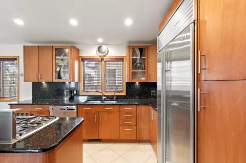Kitchen - 1580 Webster Ln, Des Plaines, IL 60018 photo 4 of 6