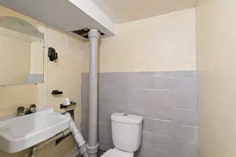 Bath - 956 S Elm Ave, Kankakee, IL 60901 photo 2 of 2