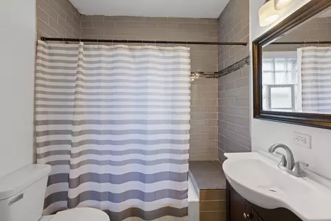 Bath - 956 S Elm Ave, Kankakee, IL 60901 photo 1 of 2