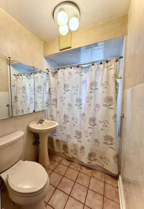 Bath - 98 Northgate Rd, Riverside, IL 60546 photo 1 of 2