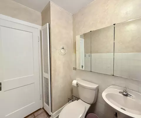 Bath - 98 Northgate Rd, Riverside, IL 60546 photo 2 of 2