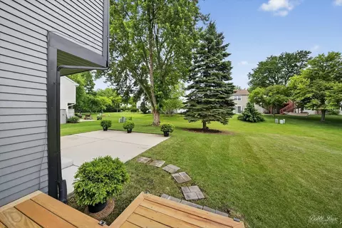 111 Mayberry Ct, Rolling Meadows, IL 60008 photo 3
