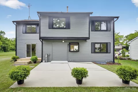 111 Mayberry Ct, Rolling Meadows, IL 60008 photo 2