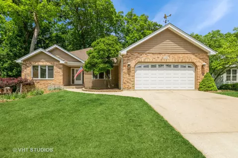 421 Windham Trl, Carpentersville, IL 60110